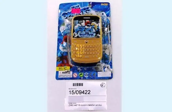 Zdravstveni inšpektorat je odpoklical igračo mobilni telefon 
Smrkci. 