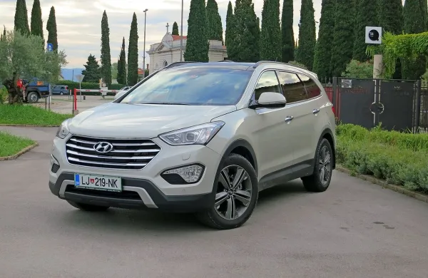 Hyundai grand santa fe je velik avtomobil, tako navzven kot v 
notranjosti.