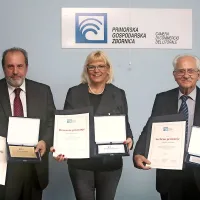 Nagrajeni inovatorji (z leve): Franci Volarič (Hidria tehnološki 
center), Debora Burić (priznanje je v njenem imenu prevzela 
njena mama) in Valentin Prelovec