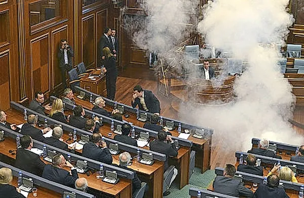 Kosovski opozicijski poslanci so danes ob začetku seje 
parlamenta v Prištini znova sprožili pločevinke s solzivcem in 
tako prekinili sejo. 