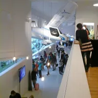 Notranjost slovenskega pavilijona, kjer se med drugimi s 
svojim letalom predstavlja tudi ajdovski Pipistrel.