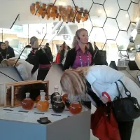 Slovenski med, v ozadju pa generalna komisarka za nastop 
Slovenije na Expo Milano Jerneja Lampret.