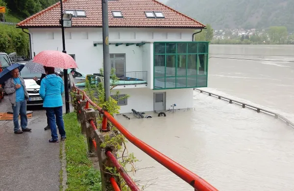 Po državi zaradi močnega dežja poplavlja, sprožajo se  
plazovi. 