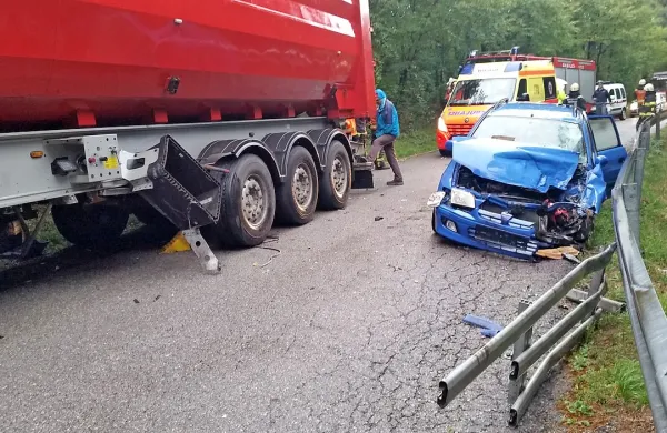 Makedonski  voznik mitsubishija je trčil v bok tovornjaka. 
Reševalci so tri poškodovane odpeljali na zdravljenje v 
izolsko bolnišnico.  