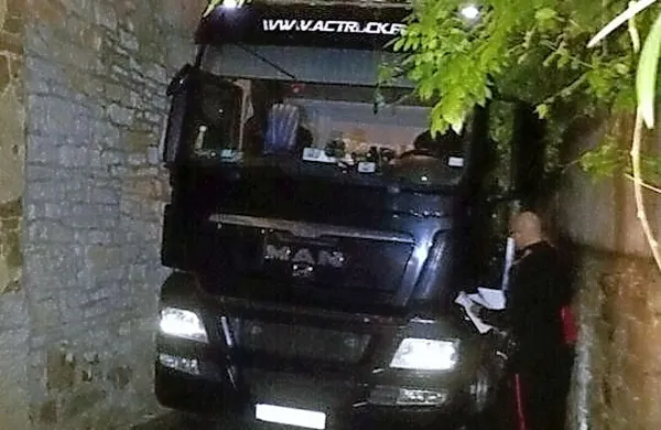 Poljski voznik se je s tovornjakom zagozdil med hi&scaron;e