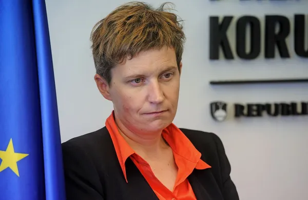 Alma Sedlar: “Odstopim lahko minuto po tistem, ko bo odstopil 
gospod Štefanec, ker mislim, da je on glavni problem te Komisije.”