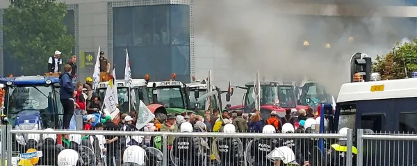 Tako so kmetje protestirali v Bruslju. Na neurejene razmere v 
kmetijstvu bodo na sicer mirnem shodu Slovence jutri 
opozarjali tudi slovenski kmetje.