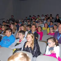 Film je zakon, snemanje filma pa je naravnost carsko! To  je 
vzdušje, ki od včeraj veje v izolskem kulturnem domu, kjer se 
mladi filmarji še danes družijo na  51. Srečanju najmlajših 
filmskih in video ustvarjalcev Slovenije. 