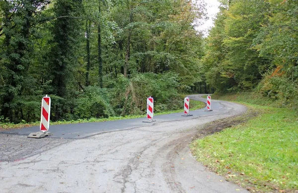 Dotrajana in nevarna suhorska cesta je ta teden doživela 
manjše “flikanje”.