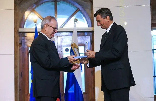 Univerzi red za zasluge