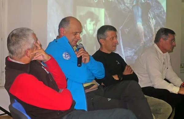Peter Poljanec (z mikrofonom) je Slavca sprejel med alpiniste 
in odtlej je v 17 letih opravil 1200 vzponov v vsa svetovna 
gorstva.