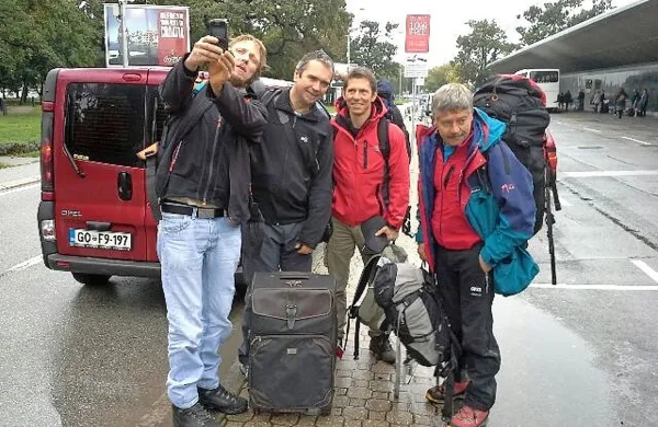 Včeraj je proti Nepalu poletela četverica, v nedeljo se ji bo 
pridružilo še 13 članov ekipe, ki bodo pomagali pri obnovi 
porušene vasi Bagam.