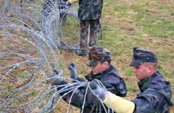 Madžarski vojaki, ki so po delih slovensko-madžarske meje 
postavljali bodečo žico.

