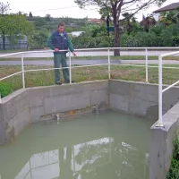 Michele Trani ob kanalu, v katerem nove lopute preprečujejo 
visoki plimi, da bi se razlila do vasi in poplavila hiše. 