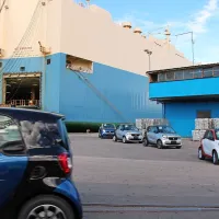 Poleg prestižnih mercedesov iz Nemčije so na ladjo prepeljali 
tudi kolono smartov iz novomeškega Revoza, saj se Mercedes-Benz pri tem poslu povezuje z Renaultom.  