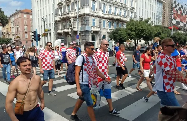 Vodotoki so ponoči ponekod po državi še vedno naraščali, a 
se bodo po napovedih Agencije  za okolje razmere danes 
dopoldne umirile.