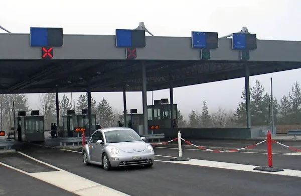Voznik tovornjaka, ki so ga pred dnevi prijeli na mejnem 
prehodu Starod, v koprskem priporu čaka na odločitev o 
izročitvi BiH. 