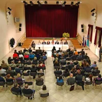 Razprava o zahtevni temi je, presenetljivo, napolnila kulturni dom v Šempasu. Občinstvo se je s sedmimi razpravljalci za mizo ob koncu zapletlo v 
živahno izmenjavo mnenj.
