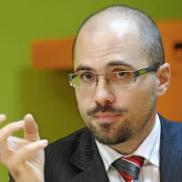 Aleš Kuhar: “Lahko ostanemo zaprt vrtiček in se 
prepustimo prepričanju, da je to, kar počnemo, 
prav, ter da lahko še naprej delamo enako in 
ohranimo svoj življenjski slog. A ne smemo biti 
naivni. Kajti države, ki zelo poudarjajo ekosocialni 
vidik kmetijstva, to počnejo tudi z namenom, da 
bi s tem zmanjšali vlaganje drugih držav v 
povečevanje konkurenčnosti. Prevečkrat padamo 
na te evropske floskule.”