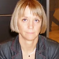 Tanja Strniša: “Imamo majhne kmetije in 
razdrobljena zemljišča, kar  ne omogoča sožitja 
ekološkega kmetovanja,  klasične pridelave in 
gensko spremenjenih rastlin. Naše kmetijstvo 
gradimo na sonaravnosti, na visoki kakovosti 
hrane, medtem ko GSO povezujemo z  
industrijskim načinom kmetovanja, ki prideluje z 
nizkimi stroški.  Mi pa ne  konkuriramo s ceno, 
temveč s kakovostjo.”