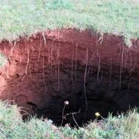 To je nenavadna luknja v Dutovljah.

