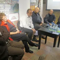 Topilničarji, vodja laboratorija Ivica Kavčič in   zdravnik  Alfred  Kobal (prva z leve), na pogovoru 
o vzdrževanju topilnice - kerungi