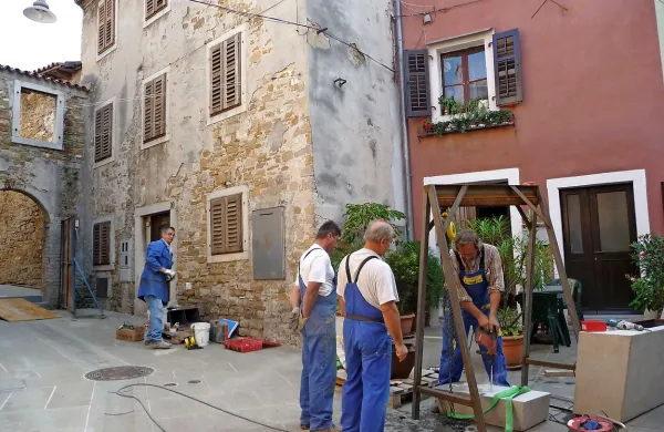 Takole so urbano opremo v Alietovi ulici nameščali septembra 2013, zdaj jo bodo popravljali.