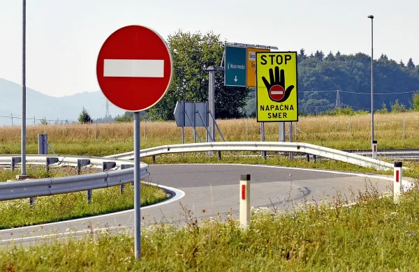 Starejša voznica je na hitri cesti med Vipavo in Ajdovščino 
zapeljala v nasprotno smer in trčila v Darsov tovornjak.