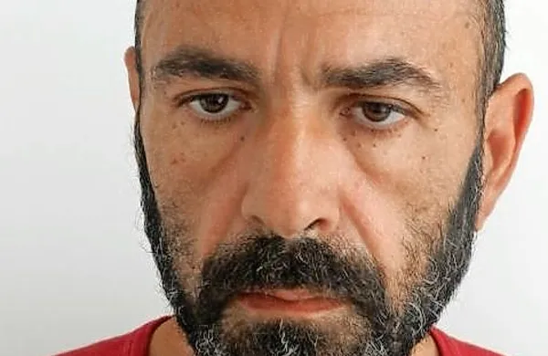 Ali morda kdo prepozna neznanca, ki je že tri mesece v centru 
za tujce?
