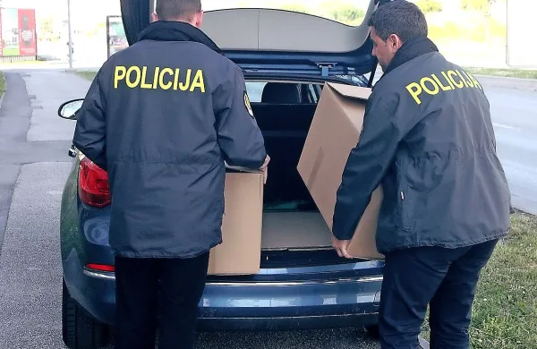 Aprila so kriminalisti aretirali deset ljudi in zasegli številne 
računalnike ter drugo dokumentacijo.