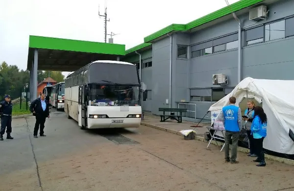 Na mejna prehoda Gruškovje in Petišovci je doslej z avtobusi 
iz Hrvaške prišlo po 300 beguncev, ki sedaj čakajo na 
registracijo, nato pa naj bi jih razporedili po namestitvenih 
centrih po državi.