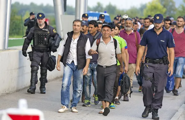 Migranti in begunci so zaradi svoje ranljivosti lahke tarče za 
trgovce z ljudmi. Zanimivo je, da so pogosto moški tisti, ki so 
najbolj izkoriščani.