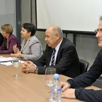 Na okrogli mizi so se o teranu pogovarjali (z desne): Boris 
Lisjak, Marjan Colja, Tanja Strniša, Vida Petrovčič (povezovalka pogovora), Miran Vodopivec in Klemen Lisjak.