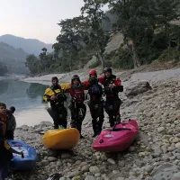 Slovenske veslače na reki Humla Karnali so spremljali tudi okoliški prebivalci, ki so bili zelo gostoljubni. 
