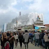 Kazahstanski paviljon velja za enega najzanimivejših. Za njegov ogled se  čaka pet ur, ob vikendih še dlje.