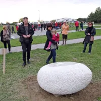 Skulpture v lucijskem parku Sonce že  bogatijo vsakdan 
mimoidočih.