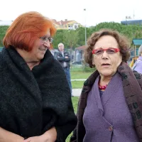 Umetnost miruje v kamnu, otroci skačejo na igri&scaron;ču