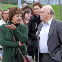 Umetnost miruje v kamnu, otroci skačejo na igri&scaron;ču