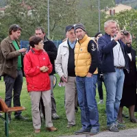 Umetnost miruje v kamnu, otroci skačejo na igri&scaron;ču