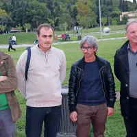 Umetnost miruje v kamnu, otroci skačejo na igri&scaron;ču