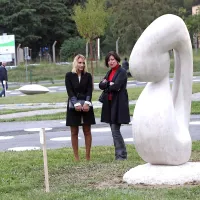 Umetnost miruje v kamnu, otroci skačejo na igri&scaron;ču