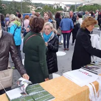 Umetnost miruje v kamnu, otroci skačejo na igri&scaron;ču