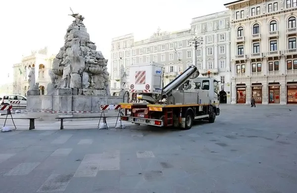 Poškodovani kip angela na Fontani petih   kontinentov. 