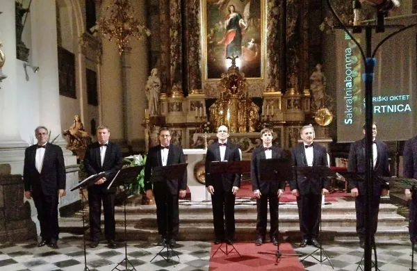Oktet Vrtnica je navdušil  v pevsko precej zahtevni uršulinski  cerkvi sv. Trojice v Ljubljani.  