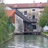 Hodnikov mlin so postavili pred 450 leti. Danes na mletje   v 
njem spominja muzejska zbirka.