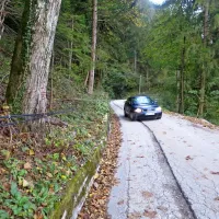 Nevarni telekomunikacijski vodi utegnejo še ležati po tleh,   cesti, ki je ostala neurejena od 
vgraditvi optike, pa bodo asfaltirali do 15. novembra. 