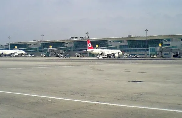 Na letališču Atatürk v Istanbulu so našli mrtvo britansko 
novinarko. 