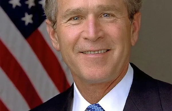 Nekdanji britanski premier Tony Blair naj bi Američanom že 
marca 2002 - torej leto dni preden je George Bush mlajši na 
fotografiji) sprožil vojno v Iraku - zatrdil, da jo bo podprl, 
zagotovil britansko udeležbo v njej in jo tudi pomagal 
“prodati” skeptični britanski javnosti. Te informacije vsebuje 
pismo nekdanjega državnega sekretarja ZDA Colina Powella.