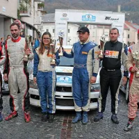 Najboljši na idrijskem reliju - od leve primorski posadki Grega 
Premrl - Gregor Brešer, Darko Peljhan - Tina Lazar in  
Gorenjca Jani Trček ter Vili Ošlaj. 