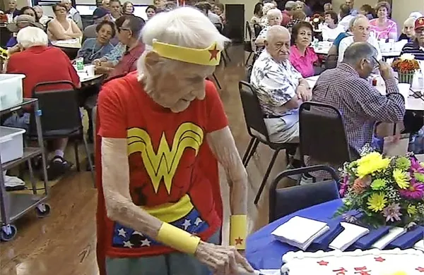 Simpatična Mary Cotter se svoj 103. dan praznovala v 
kostumu Wonder woman.